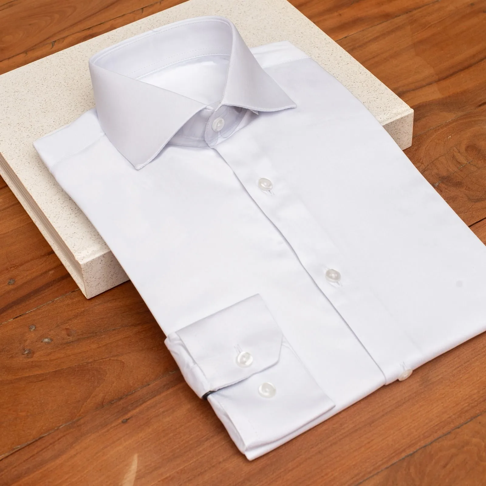 Modelo da coleção, traje social masculino