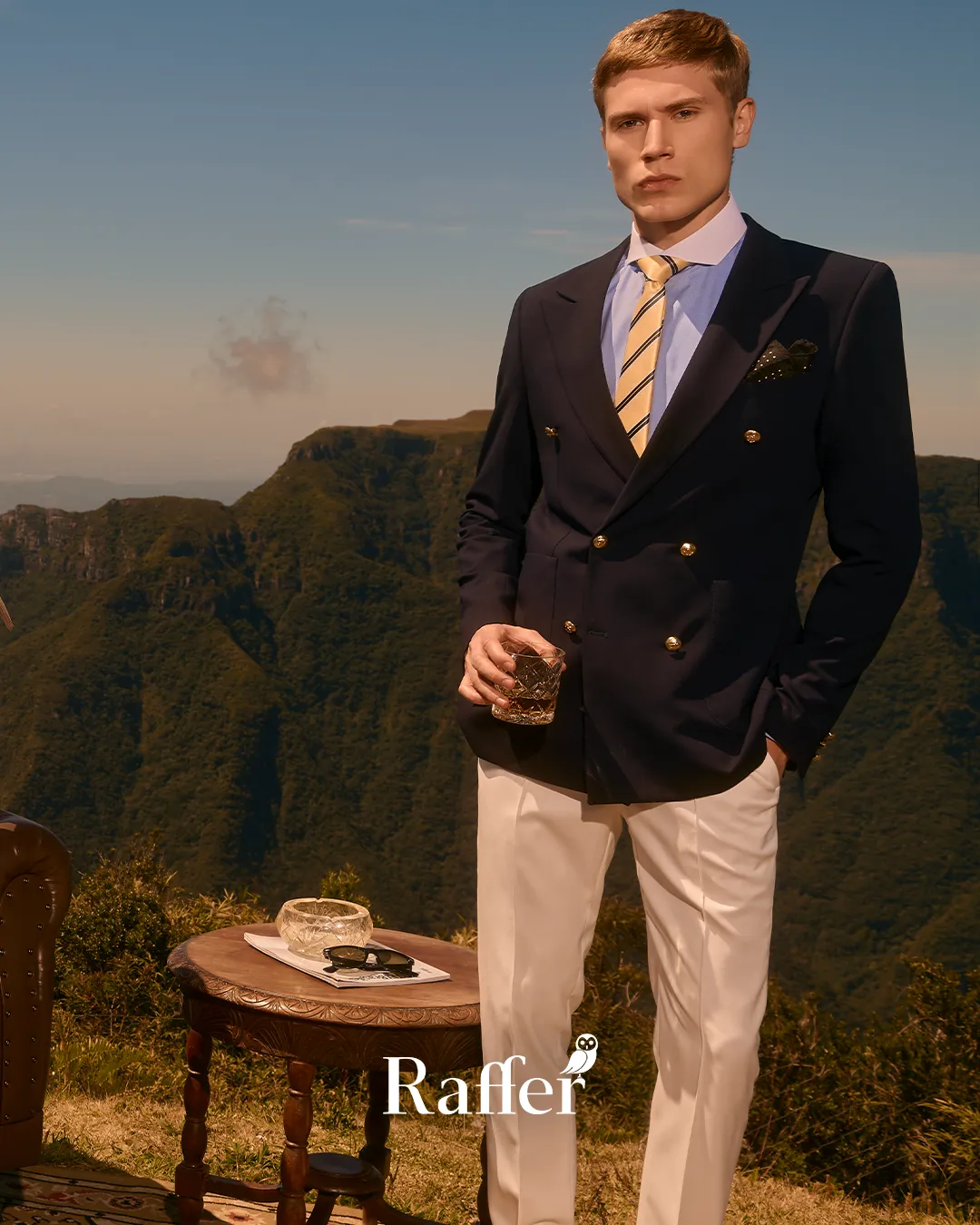 Modelo da coleção, traje social masculino