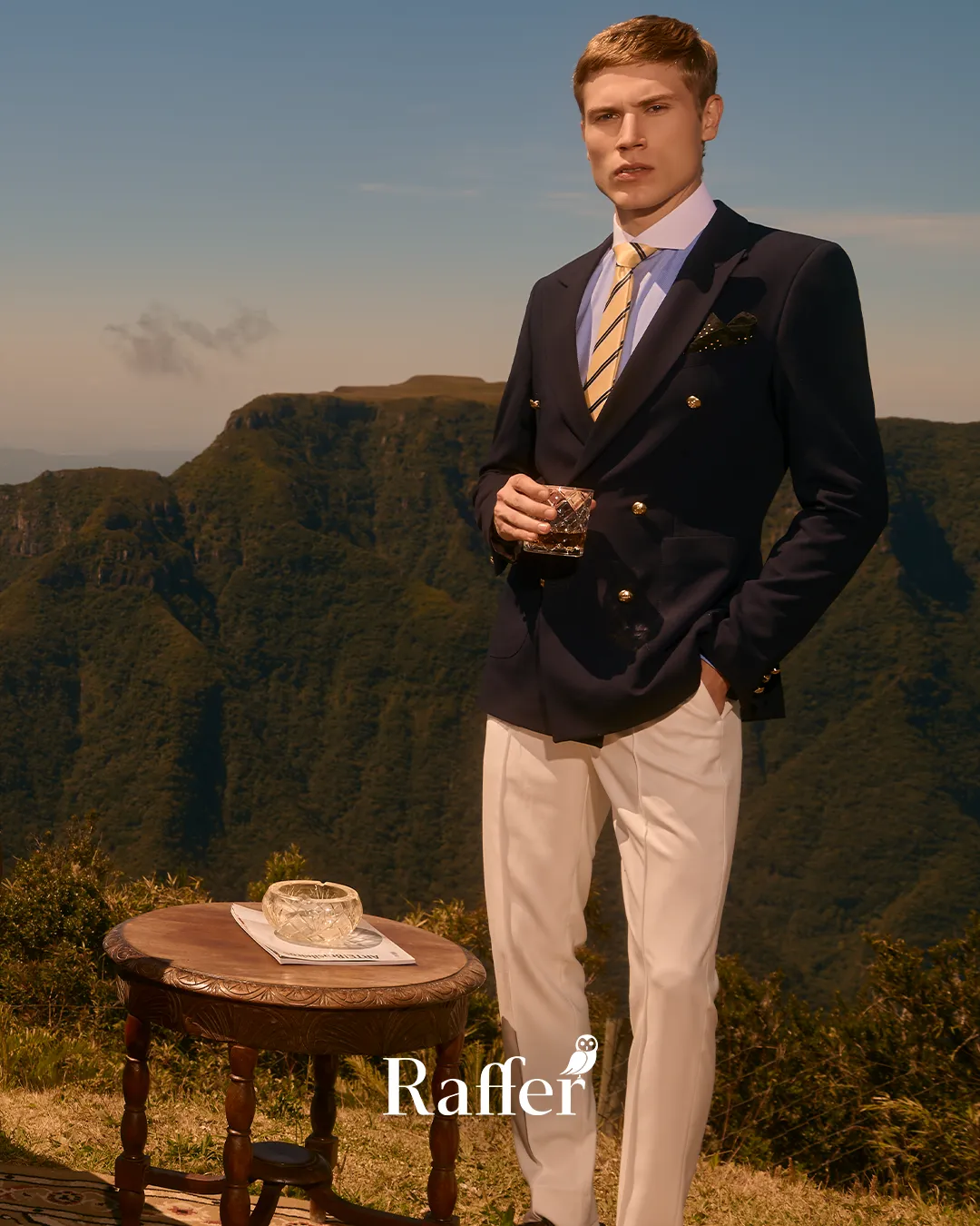 Modelo da coleção, traje social masculino