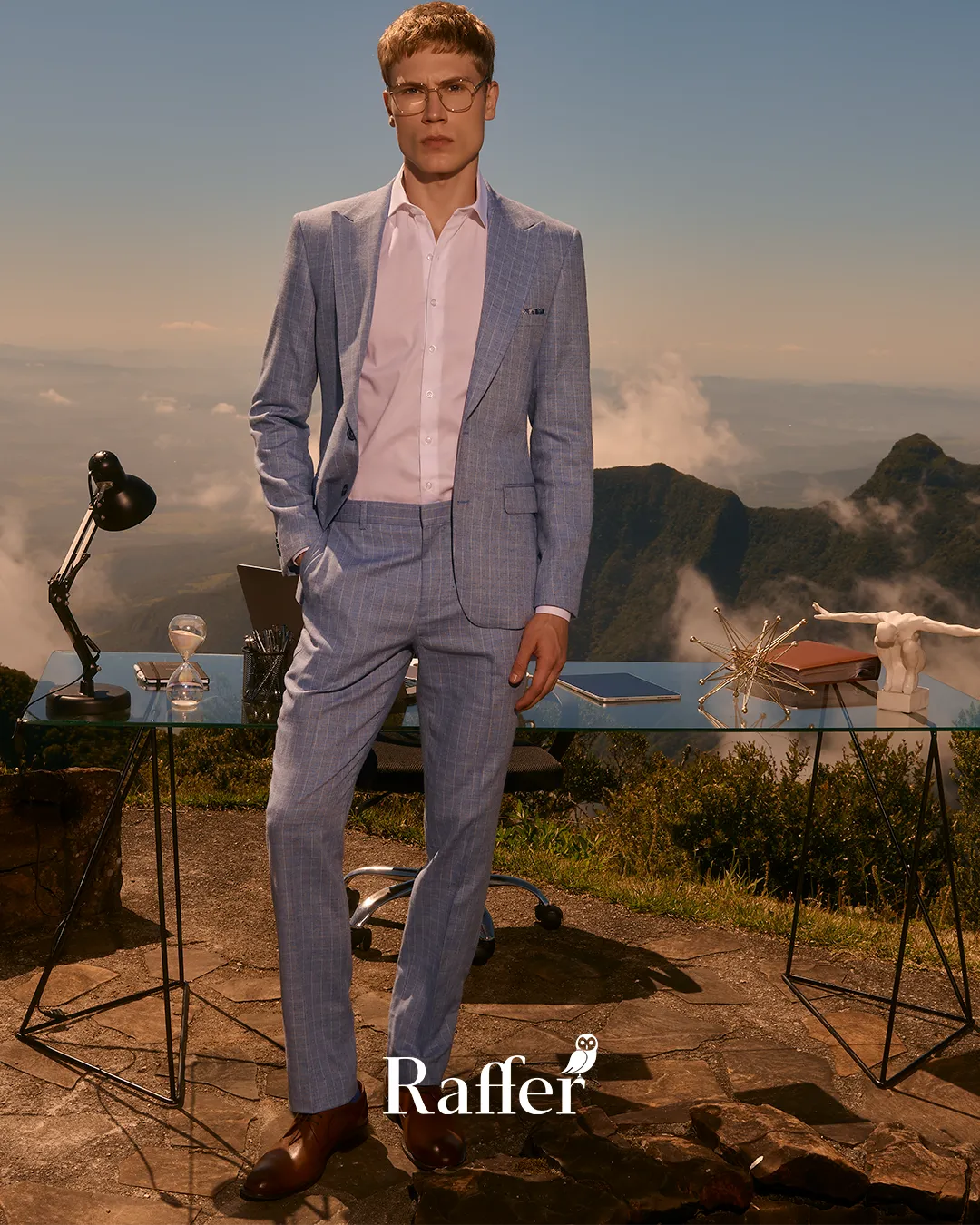 Modelo da coleção, traje social masculino