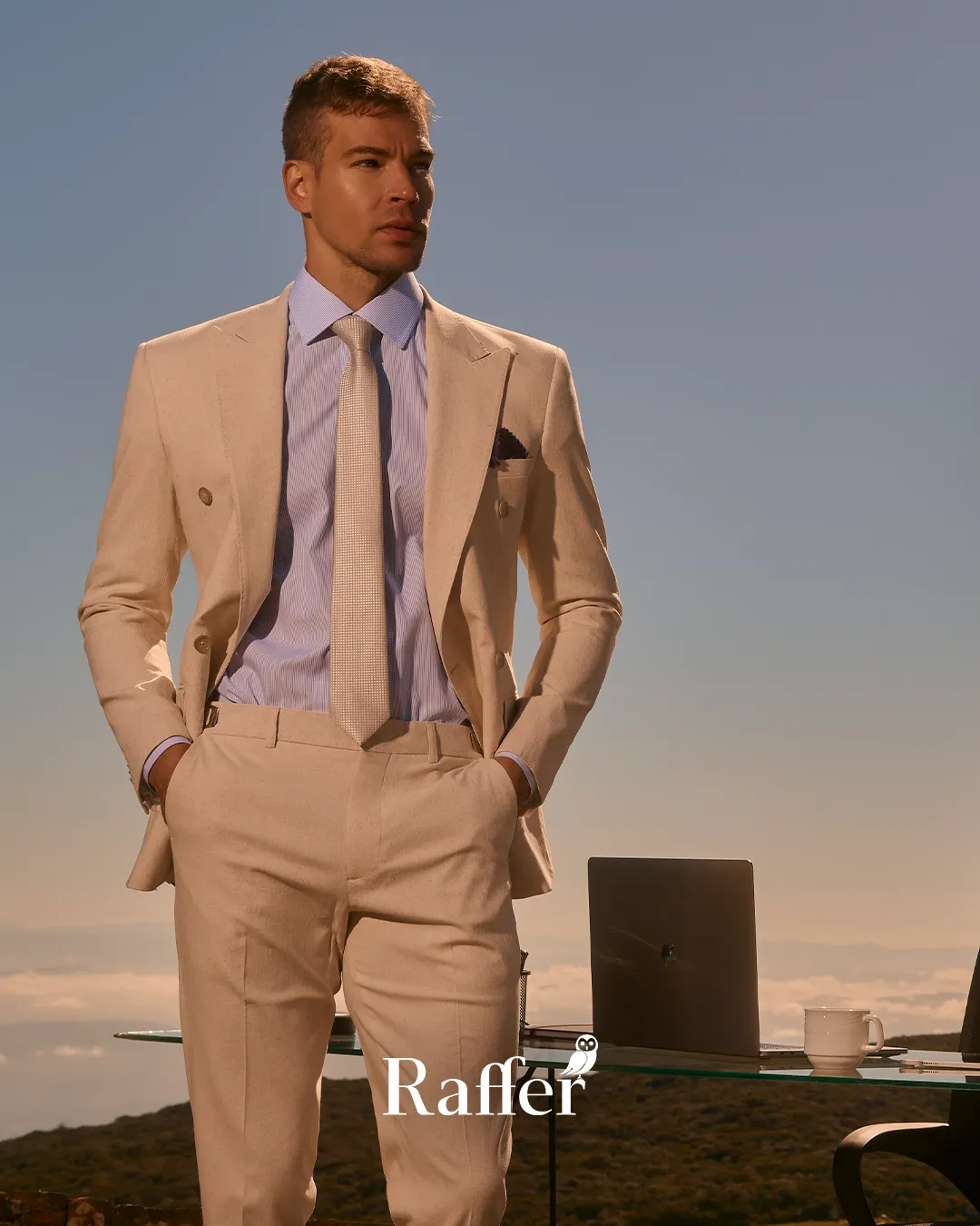 Modelo da coleção, traje social masculino
