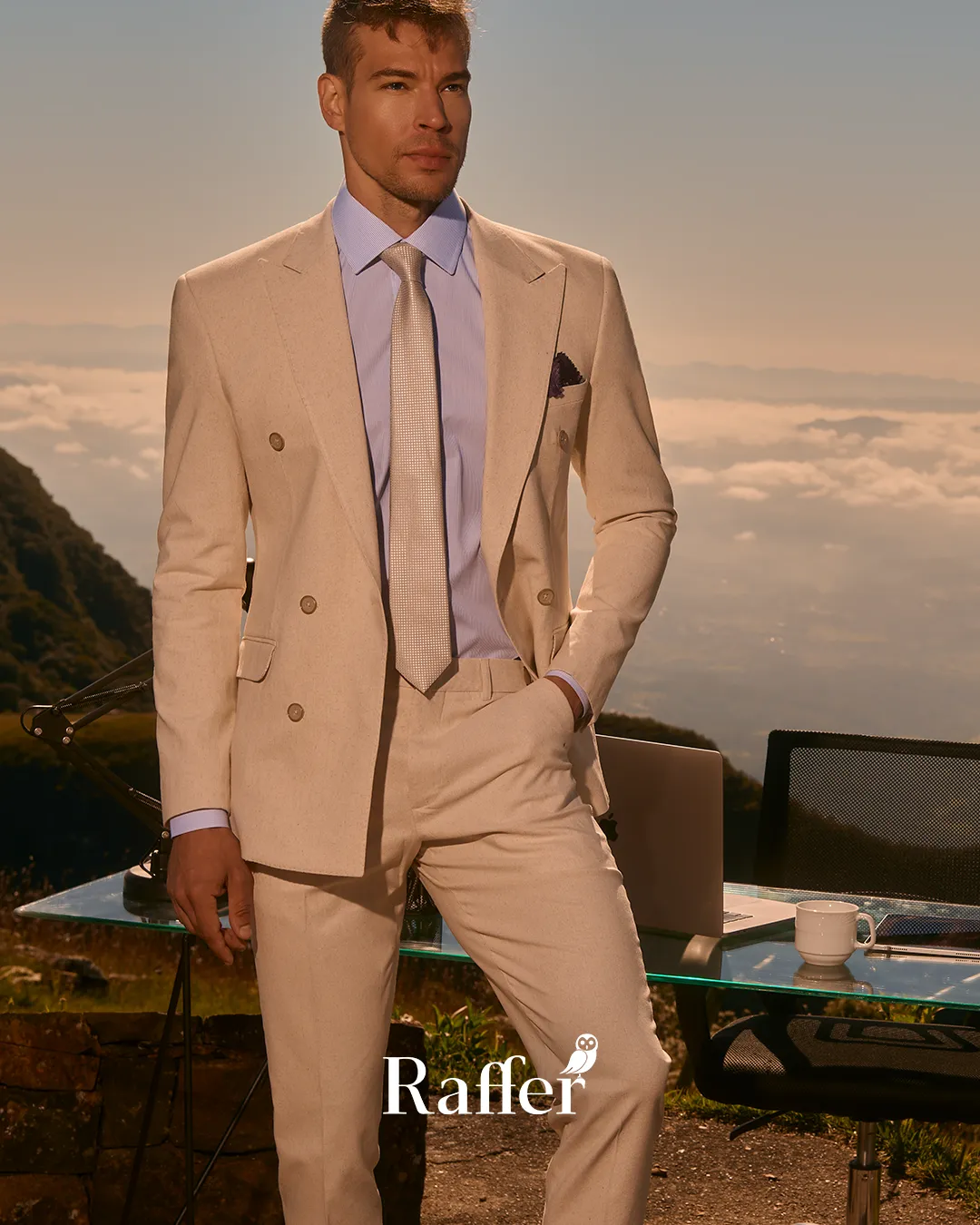 Modelo da coleção, traje social masculino