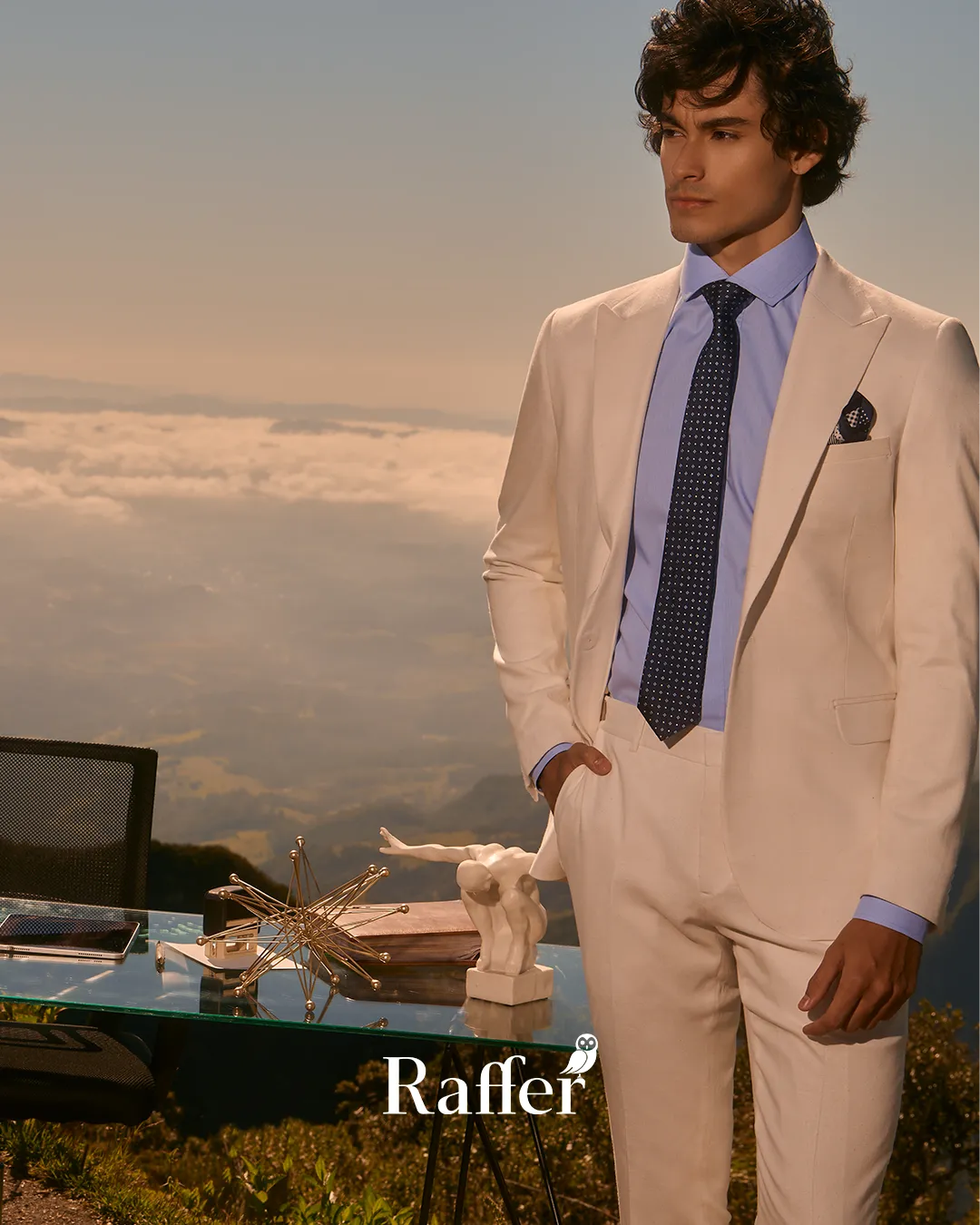Modelo da coleção, traje social masculino