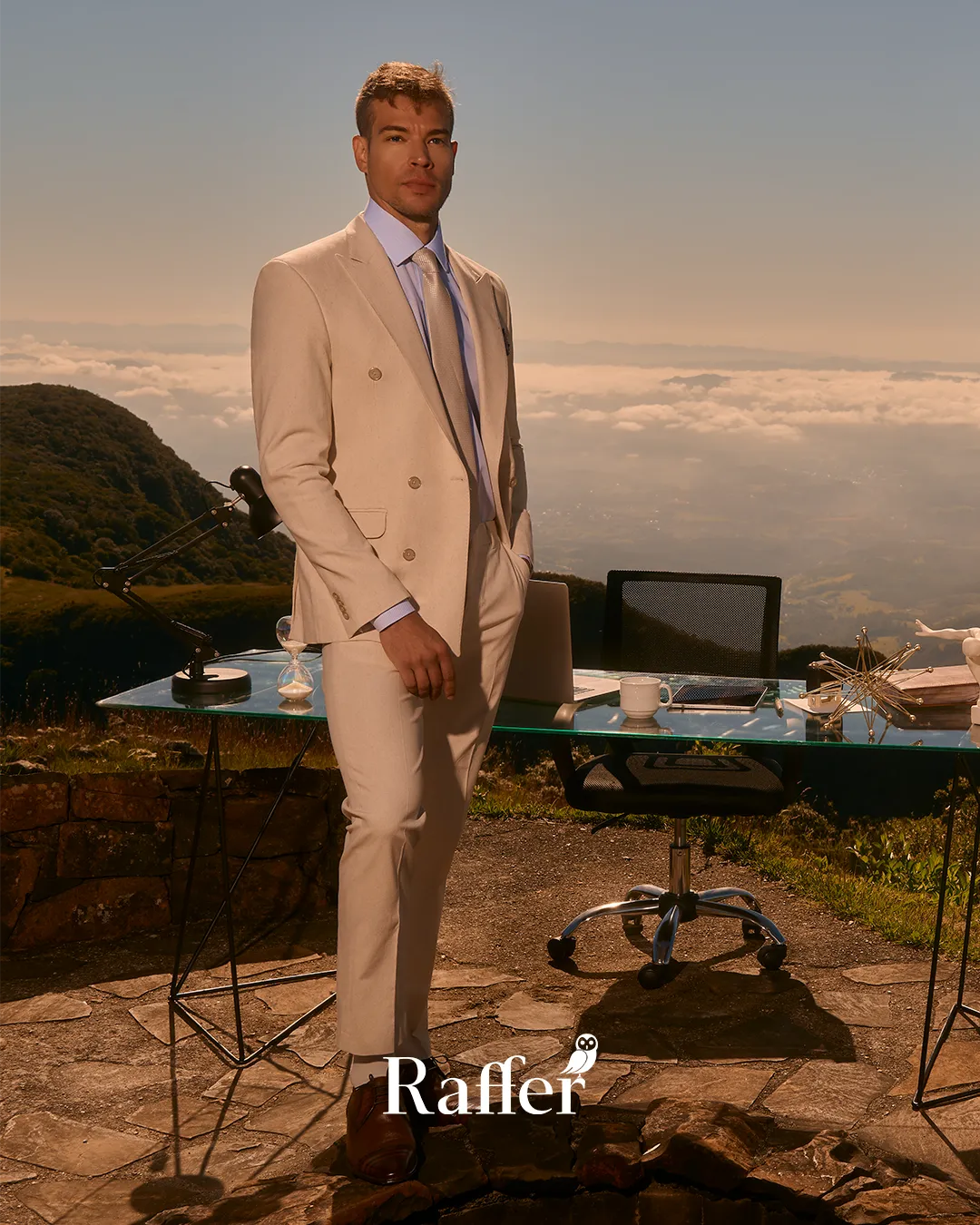 Modelo da coleção, traje social masculino