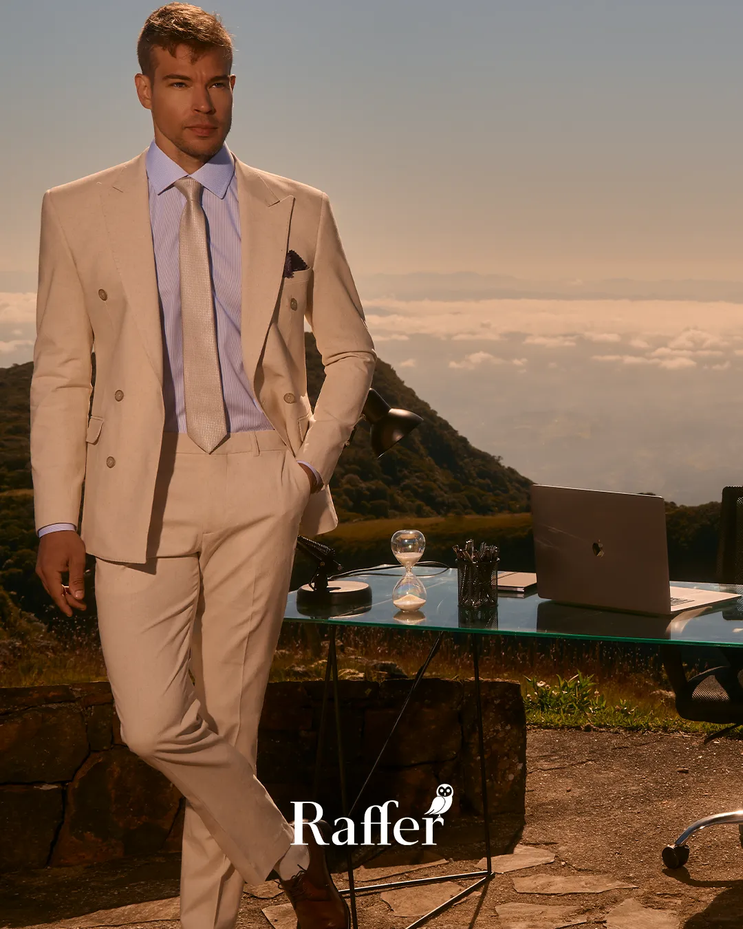 Modelo da coleção, traje social masculino