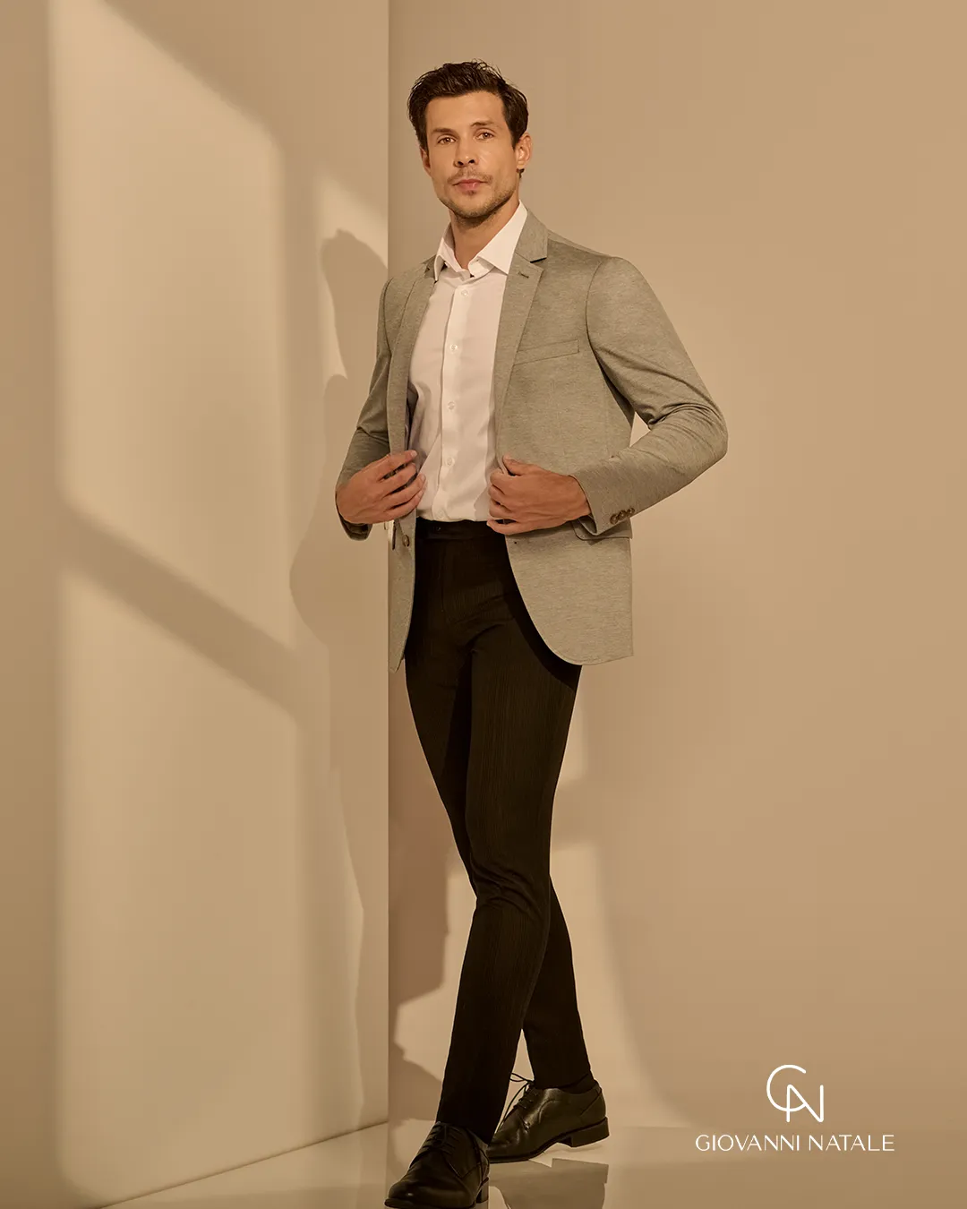 Modelo da coleção, traje social masculino