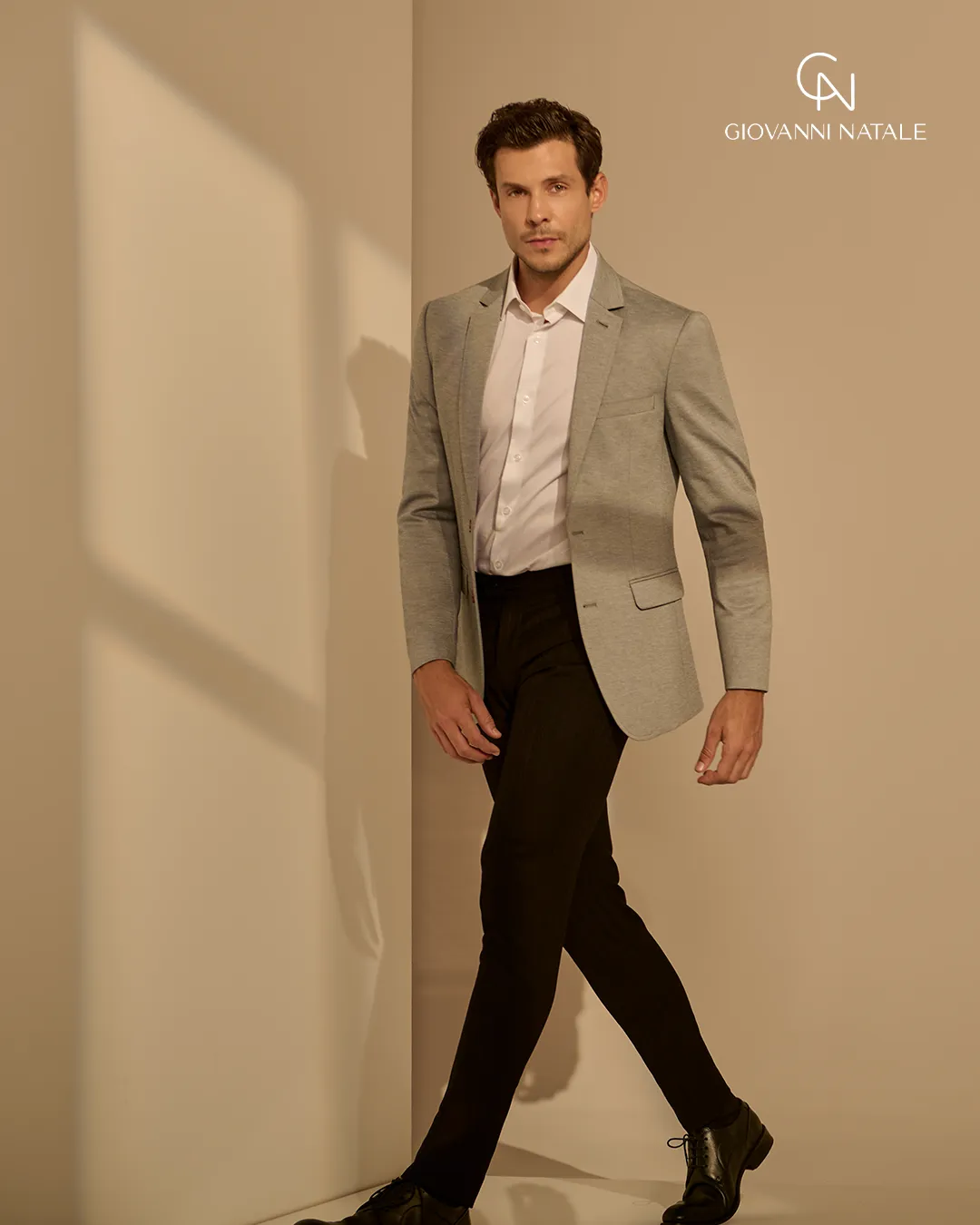 Modelo da coleção, traje social masculino