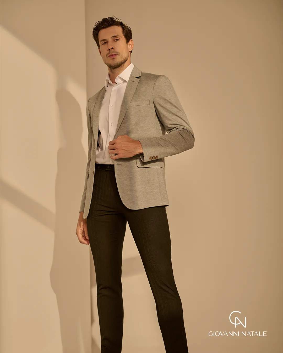 Modelo da coleção, traje social masculino