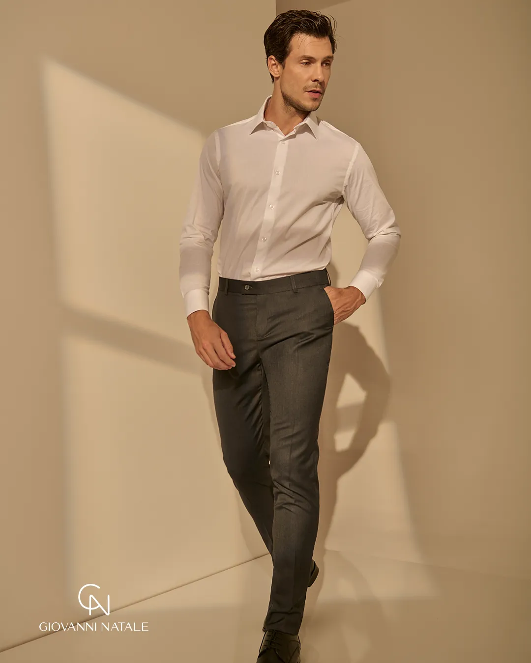 Modelo da coleção, traje social masculino