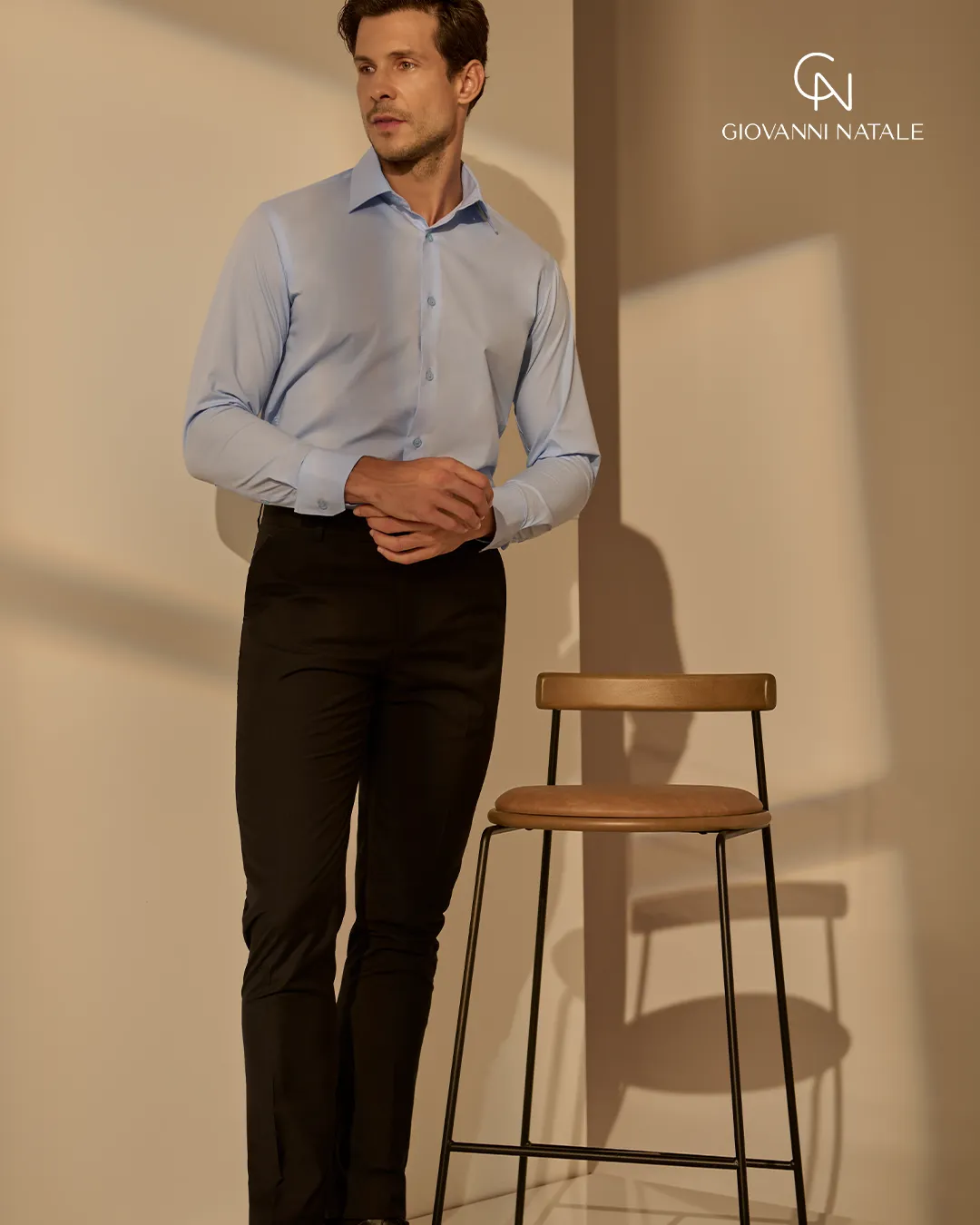 Modelo da coleção, traje social masculino
