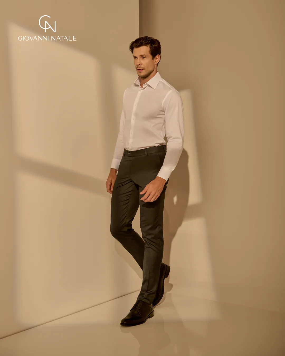 Modelo da coleção, traje social masculino
