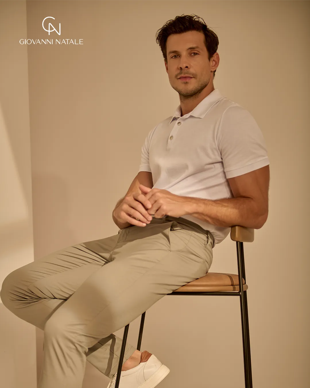 Modelo da coleção, traje social masculino