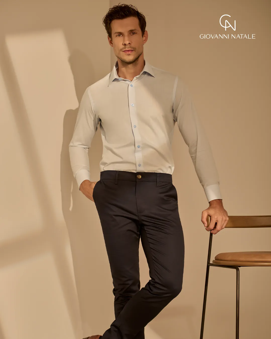 Modelo da coleção, traje social masculino
