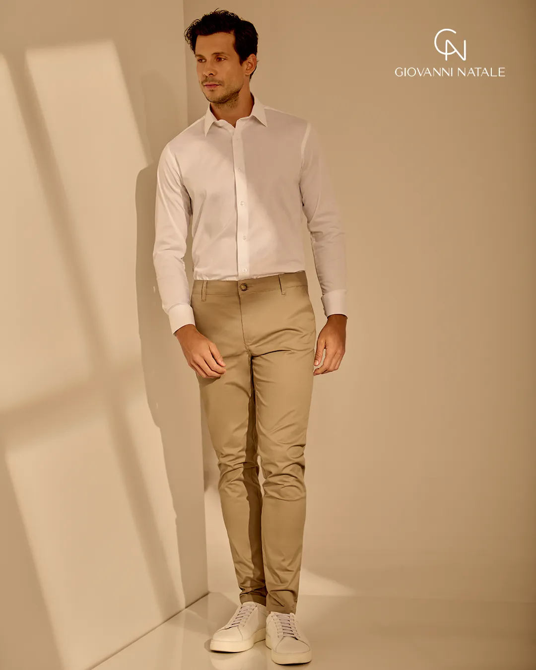 Modelo da coleção, traje social masculino