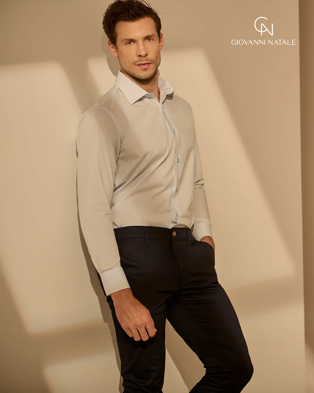 Modelo da coleção, traje social masculino