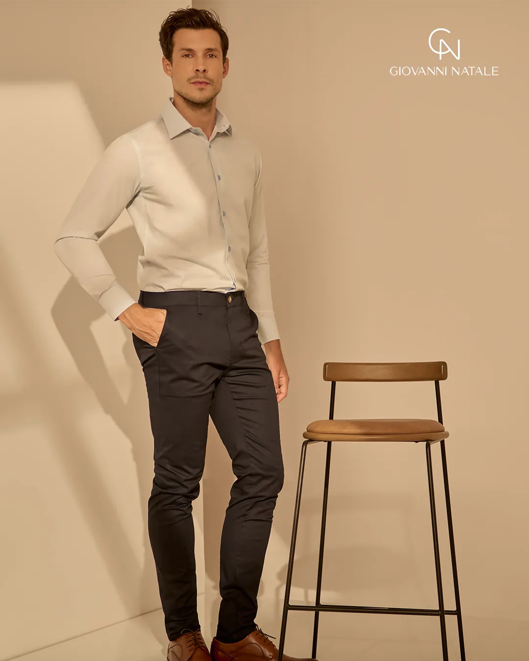 Modelo da coleção, traje social masculino