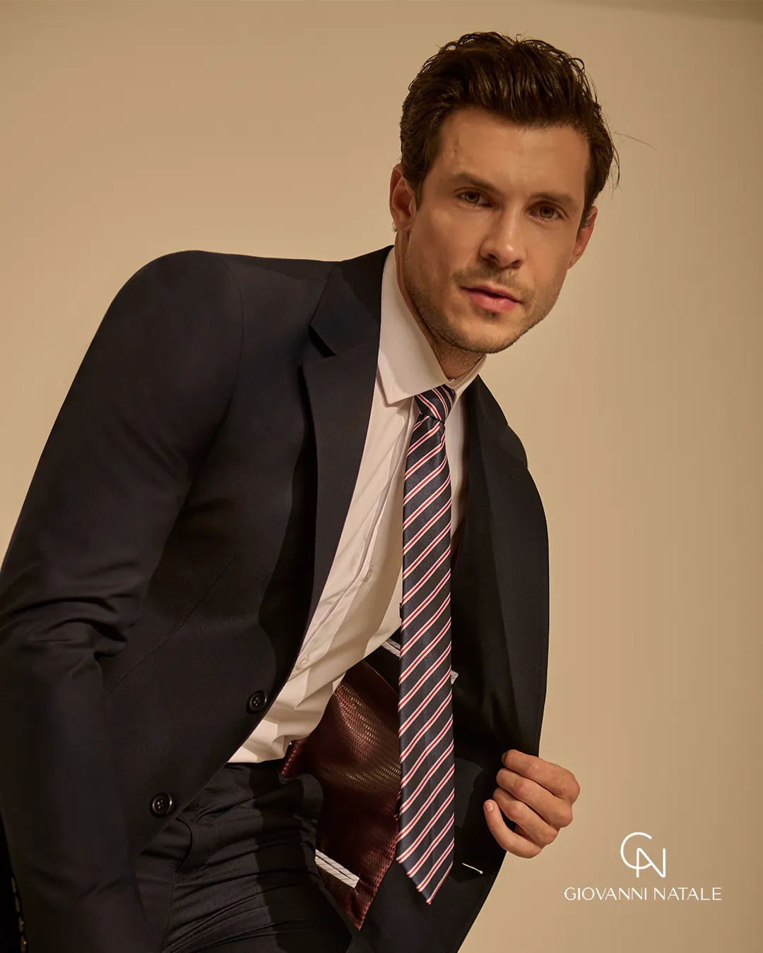 Modelo da coleção, traje social masculino