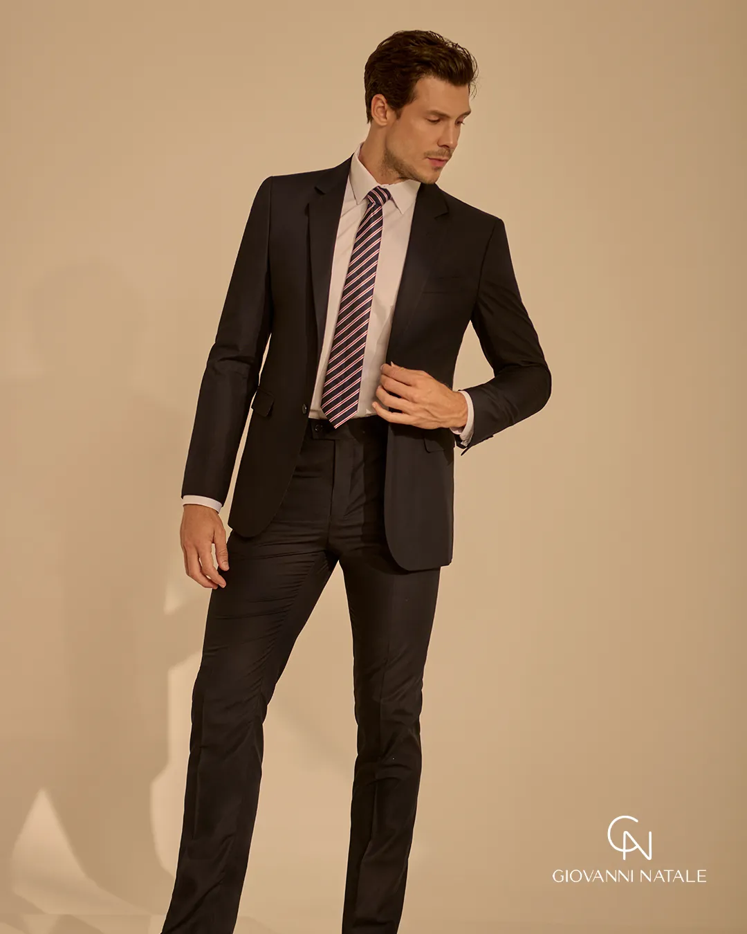 Modelo da coleção, traje social masculino