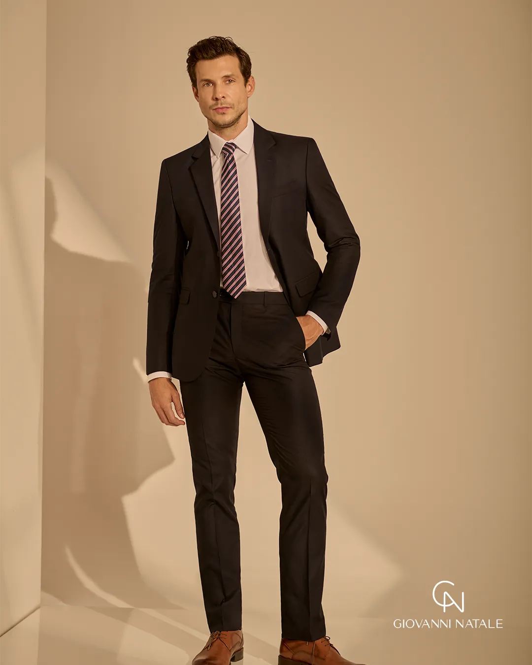Modelo da coleção, traje social masculino