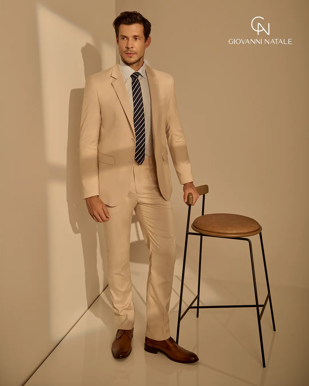 Modelo da coleção, traje social masculino