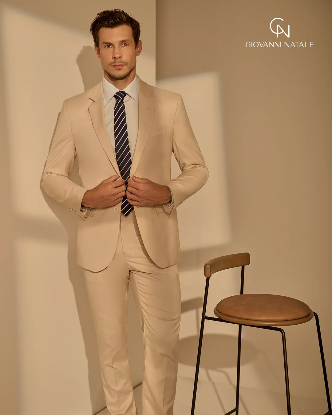 Modelo da coleção, traje social masculino