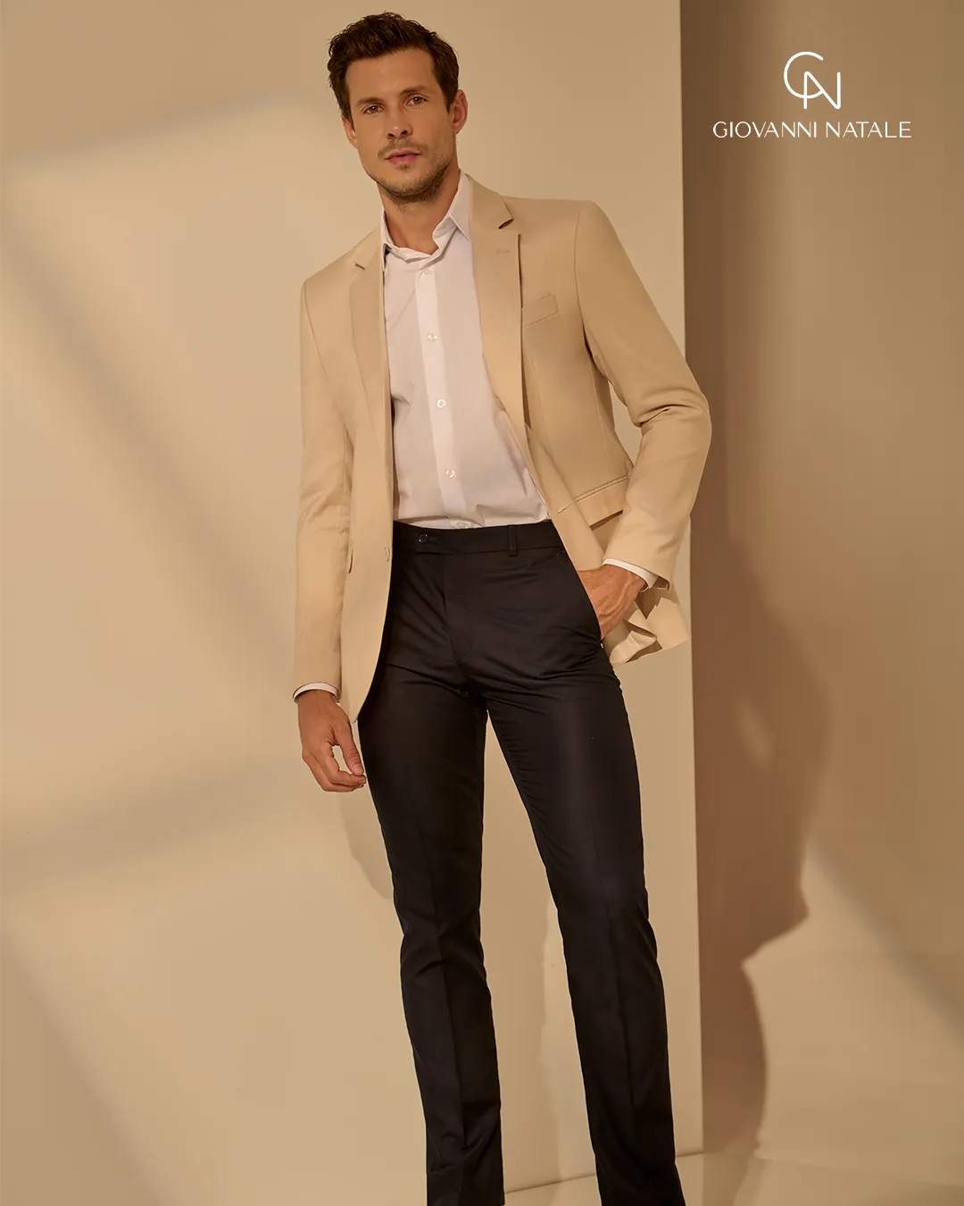 Modelo da coleção, traje social masculino