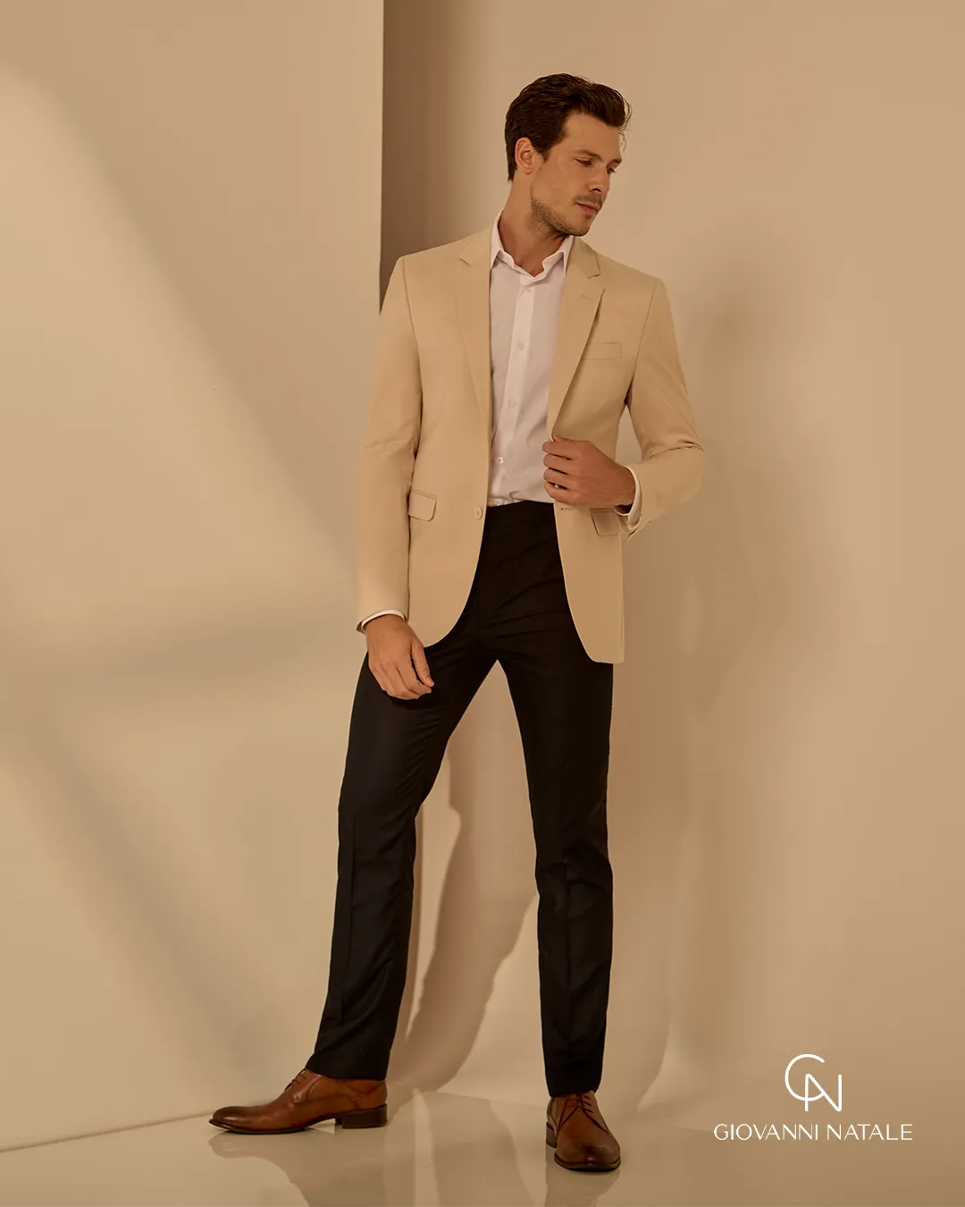 Modelo da coleção, traje social masculino