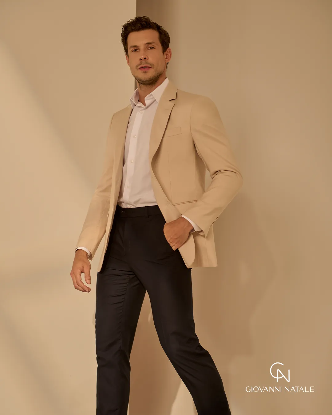 Modelo da coleção, traje social masculino