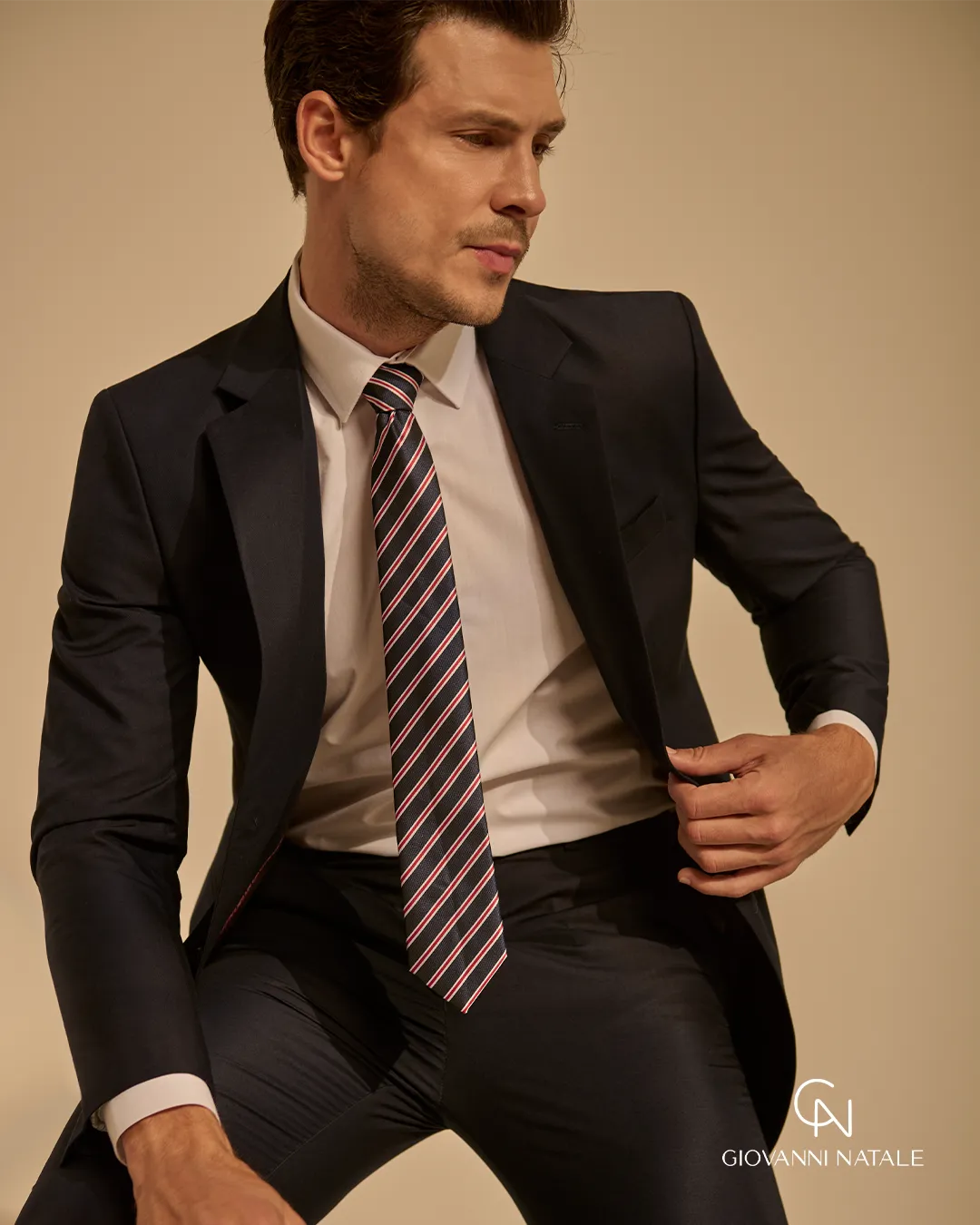 Modelo da coleção, traje social masculino