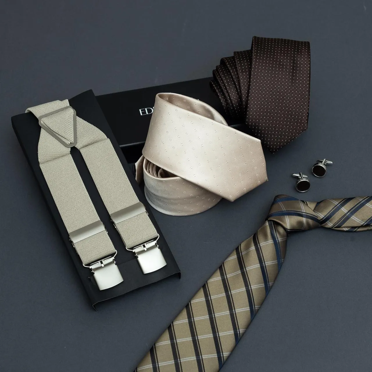 Modelo da coleção, traje social masculino