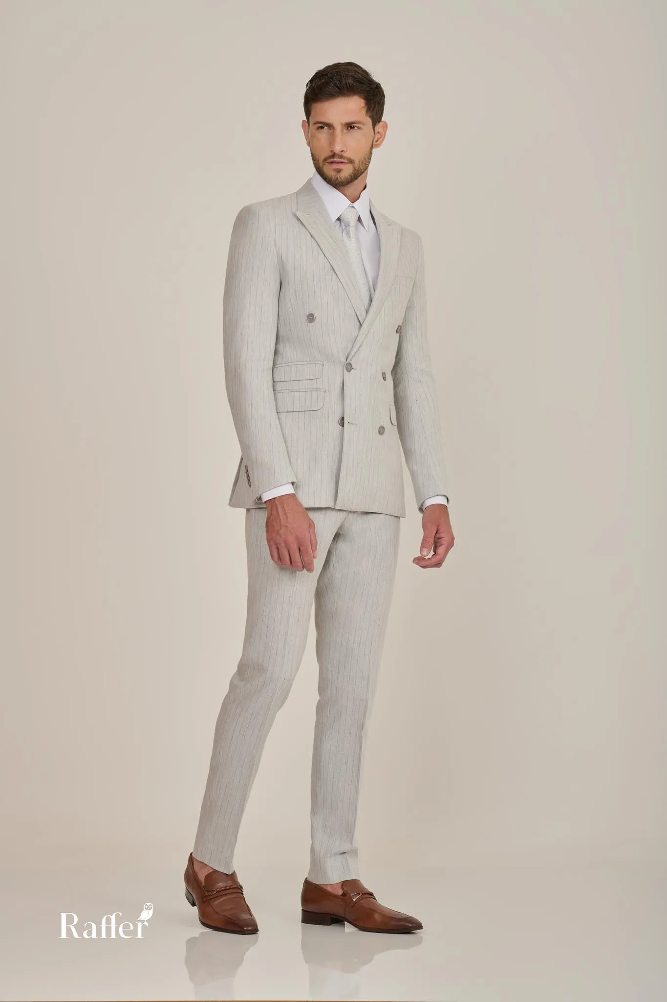Modelo da coleção, traje social masculino