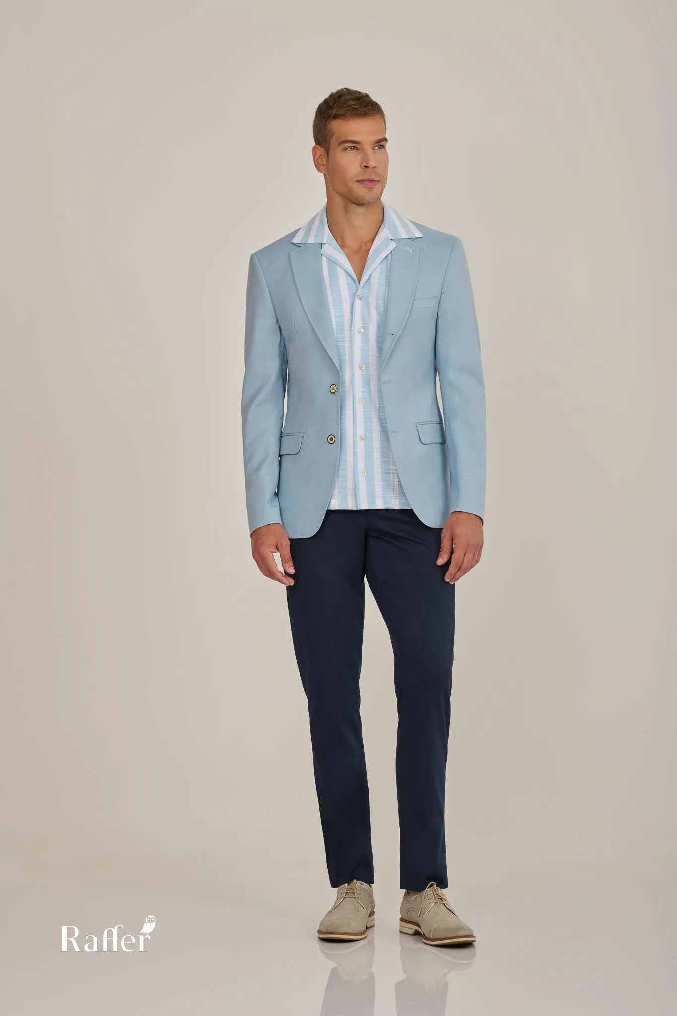 Modelo da coleção, traje social masculino
