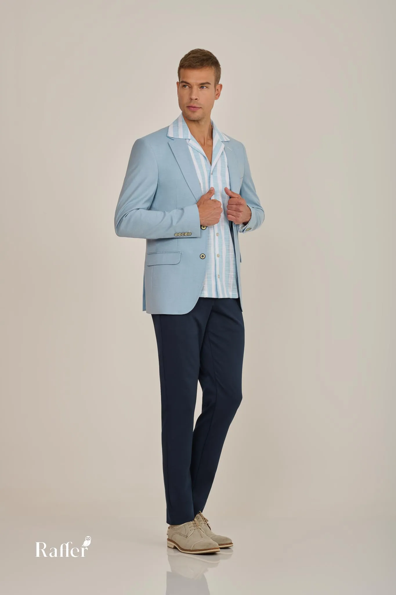 Modelo da coleção, traje social masculino
