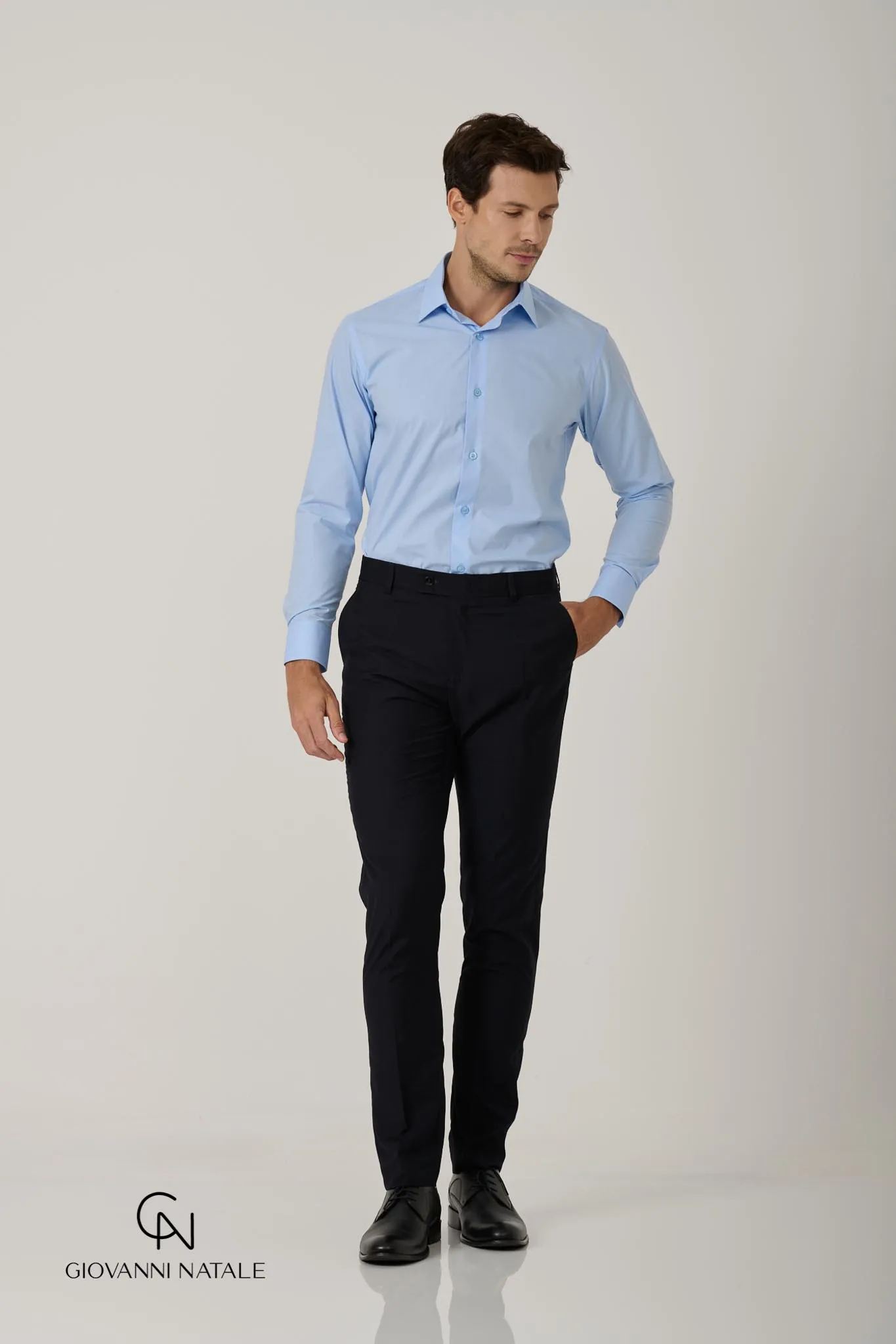 Modelo da coleção, traje social masculino