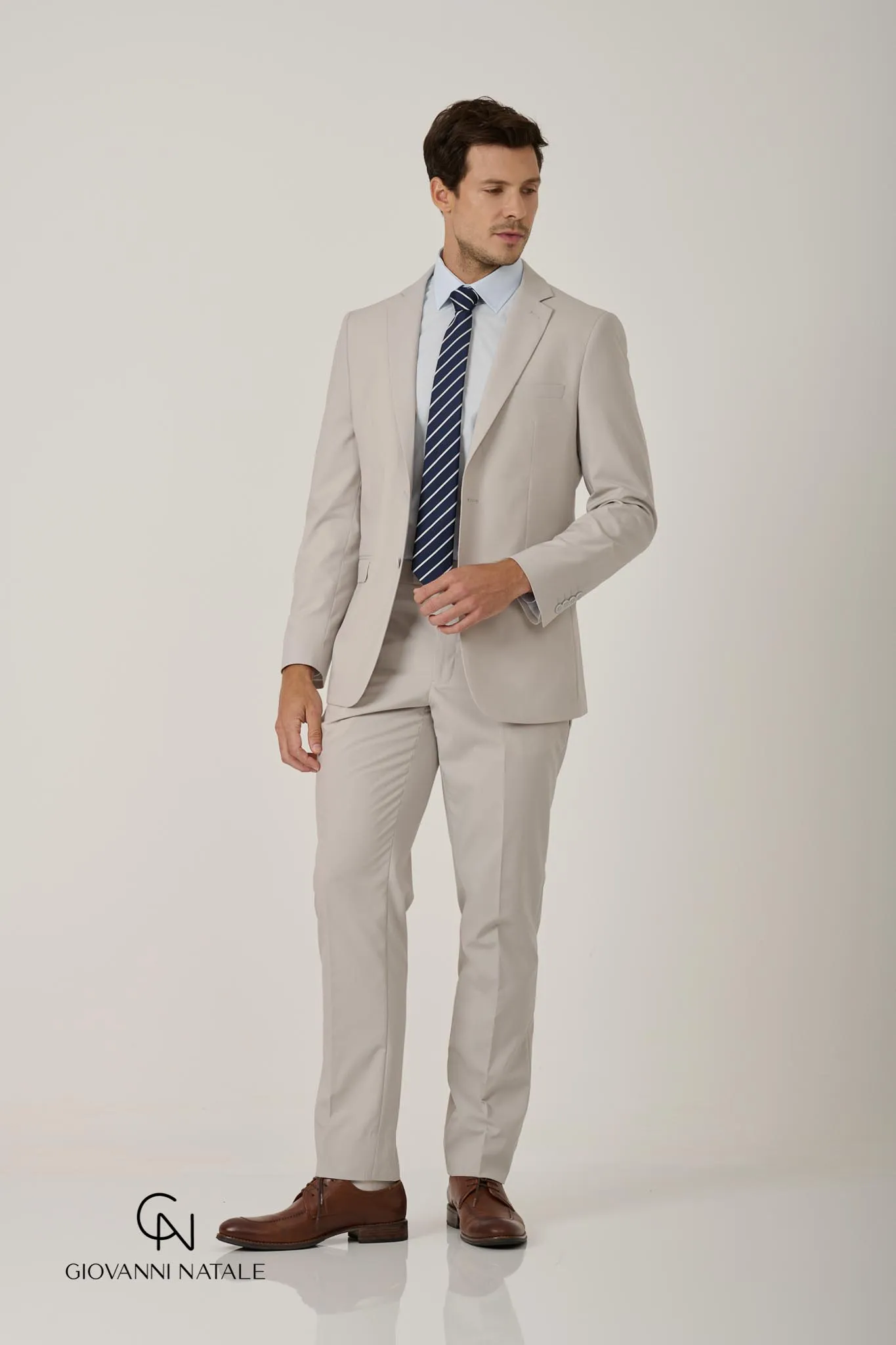 Modelo da coleção, traje social masculino