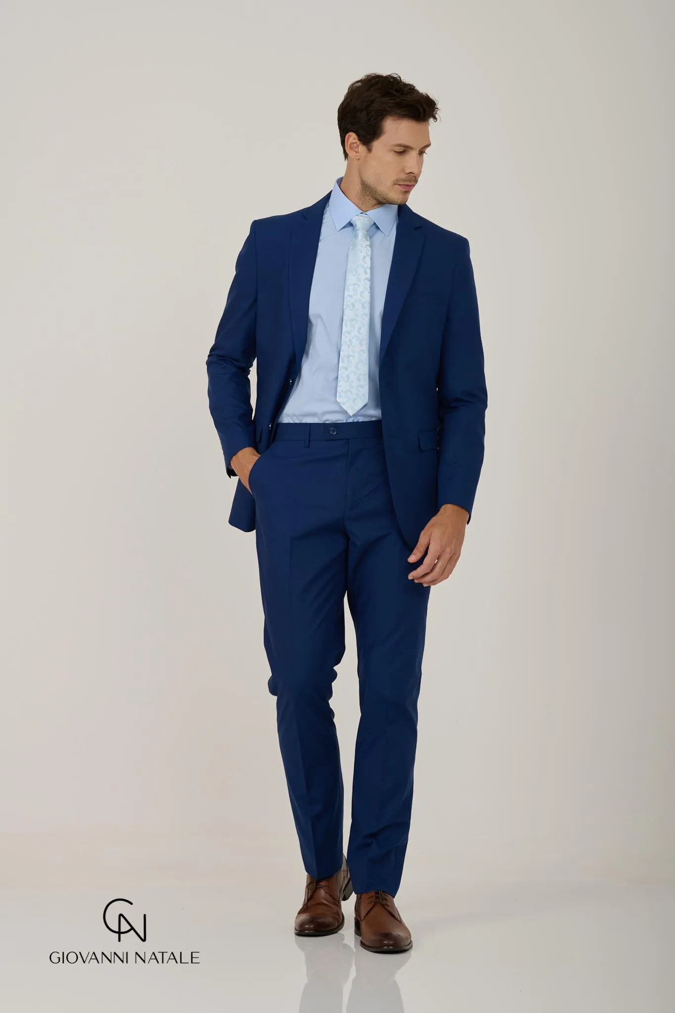 Modelo da coleção, traje social masculino