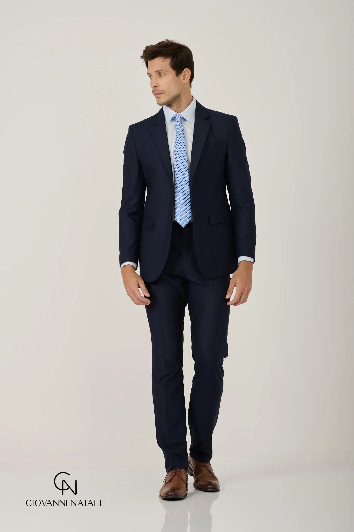 Modelo da coleção, traje social masculino