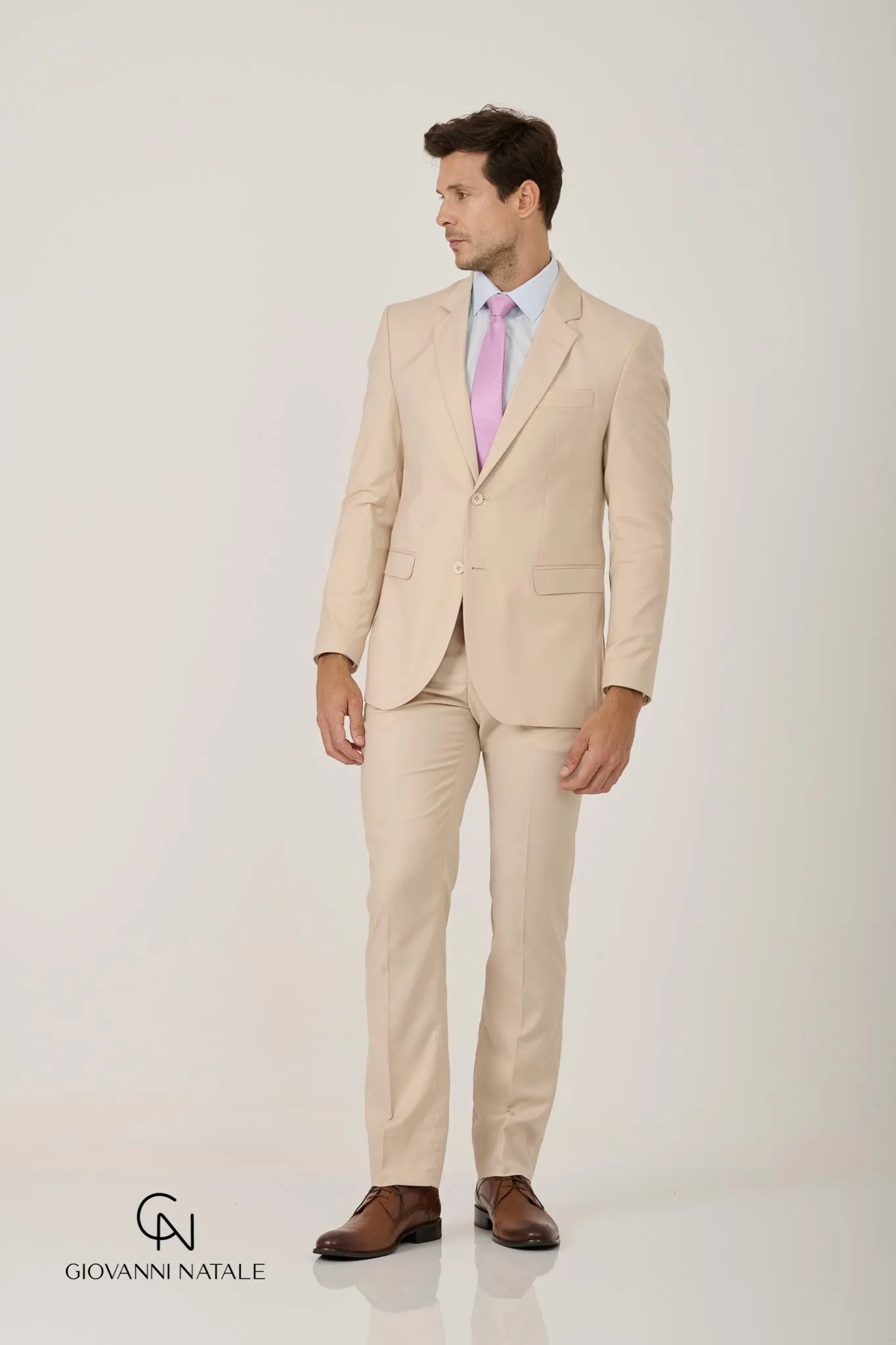 Modelo da coleção, traje social masculino