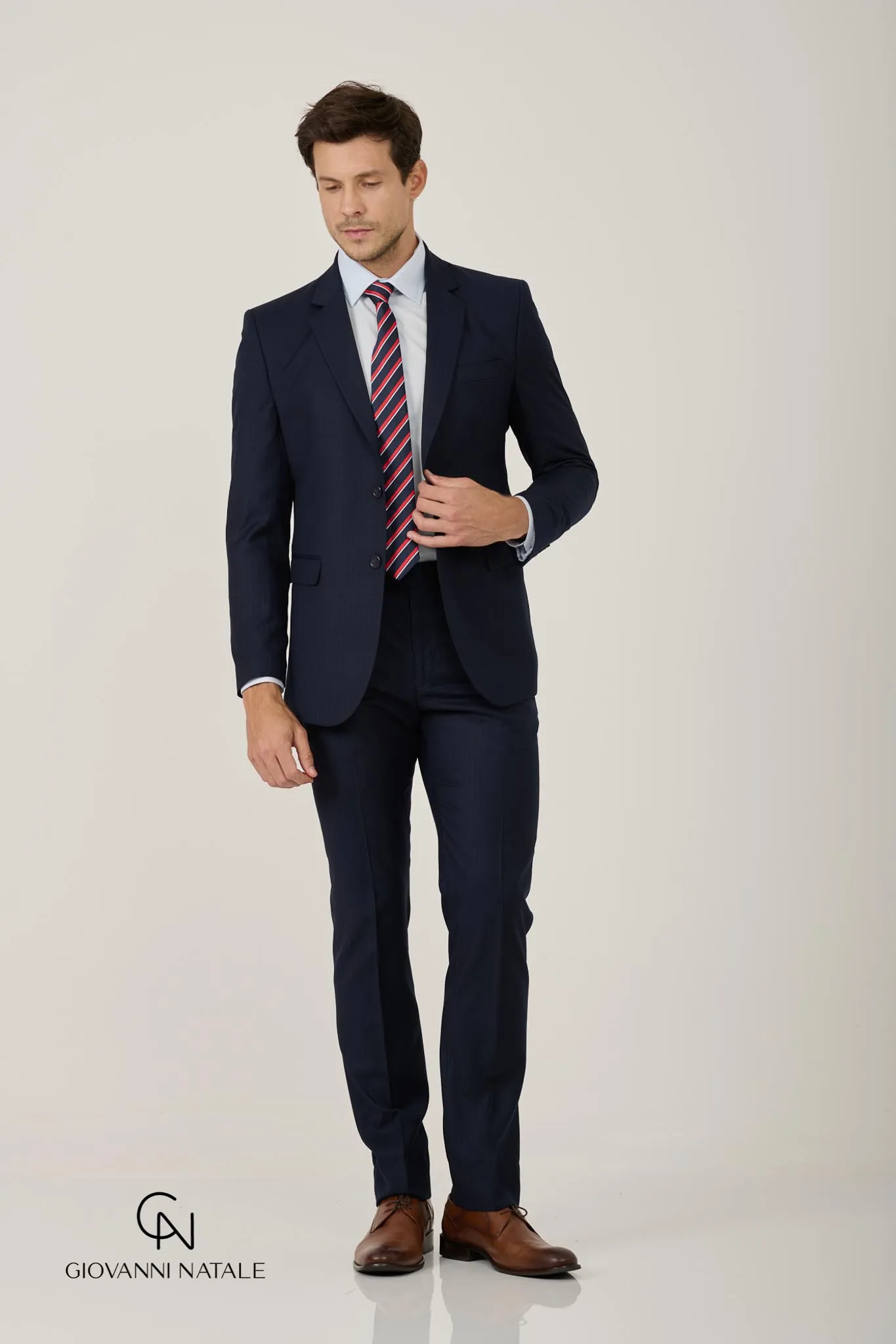 Modelo da coleção, traje social masculino