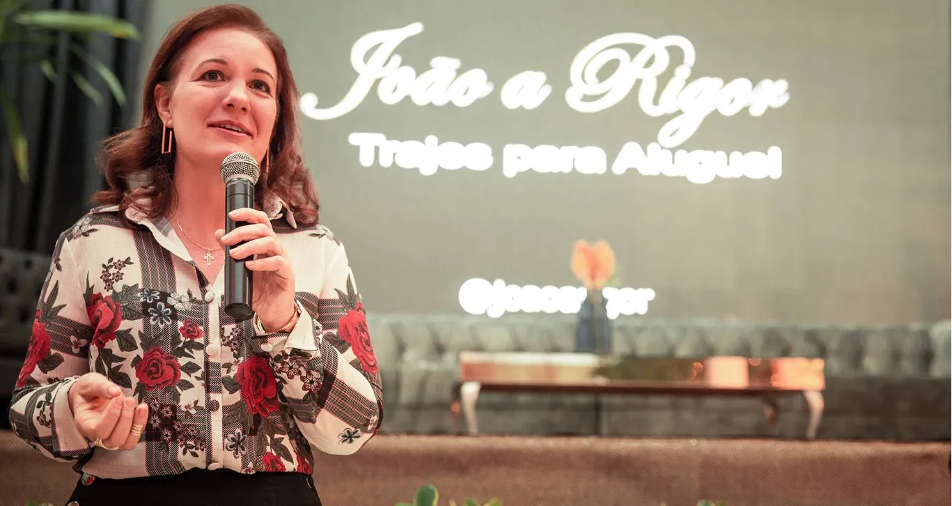 Liz apresentando a João a Rigor, consultoria de moda masculina